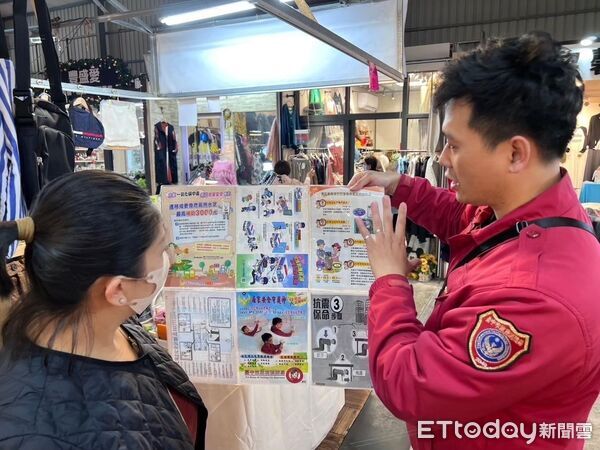 ▲▼台中消防局人員向民眾宣導熱水器安全使用原則 。(圖/台中消防局提供)