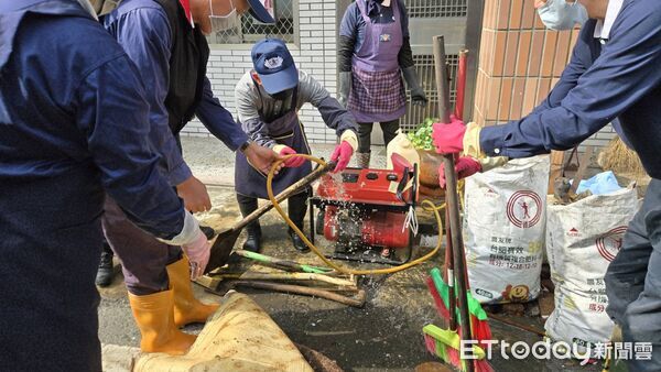 ▲草屯弱勢家戶釀火災,慈濟志工動員清掃家園。(圖/慈濟基金會提供)