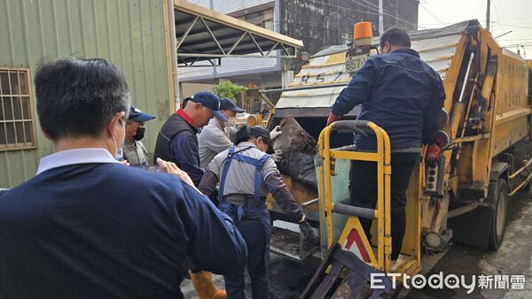▲草屯弱勢家戶釀火災,慈濟志工動員清掃家園。(圖/慈濟基金會提供)