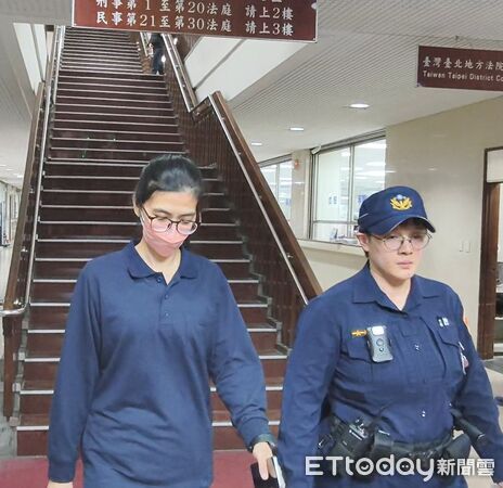 ▲▼北市精舍命案被告、主嫌王薀(本名王江鎮)3名女護法信徒之一的幹子昀,22日交保50萬獲釋,飛奔坐進親友車上離開。(圖/記者黃哲民攝)