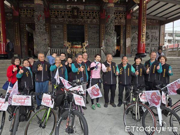 ▲民進黨主席賴清德為台南市長提名人陳亭妃披上彩帶象徵承擔責任,陳亭妃提名隔日即啟動「亭妃感恩溫暖鐵馬行」,首站從白河出發向鄉親致謝。(圖/記者林東良翻攝,下同)