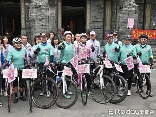 ▲民進黨主席賴清德為台南市長提名人陳亭妃披上彩帶象徵承擔責任,陳亭妃提名隔日即啟動「亭妃感恩溫暖鐵馬行」,首站從白河出發向鄉親致謝。(圖/記者林東良翻攝,下同)