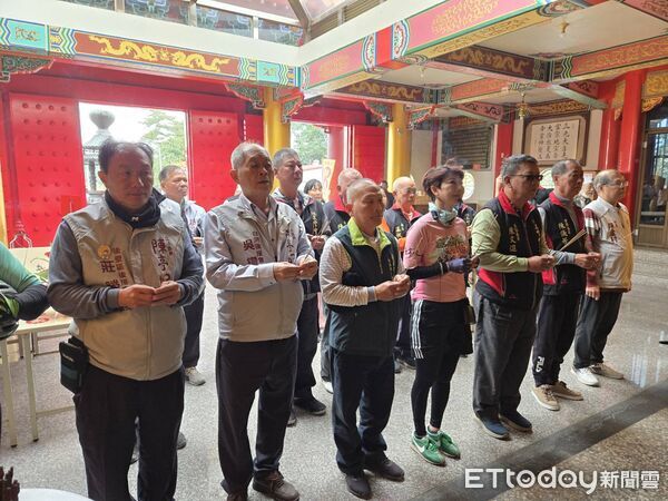 ▲民進黨主席賴清德為台南市長提名人陳亭妃披上彩帶象徵承擔責任,陳亭妃提名隔日即啟動「亭妃感恩溫暖鐵馬行」,首站從白河出發向鄉親致謝。(圖/記者林東良翻攝,下同)