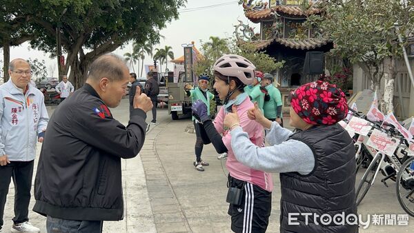 ▲民進黨主席賴清德為台南市長提名人陳亭妃披上彩帶象徵承擔責任,陳亭妃提名隔日即啟動「亭妃感恩溫暖鐵馬行」,首站從白河出發向鄉親致謝。(圖/記者林東良翻攝,下同)