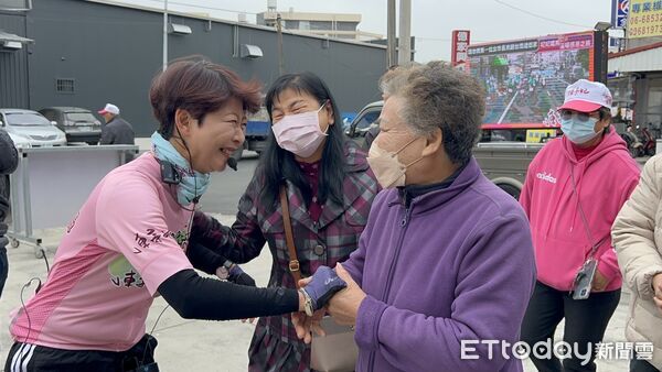 ▲民進黨主席賴清德為台南市長提名人陳亭妃披上彩帶象徵承擔責任,陳亭妃提名隔日即啟動「亭妃感恩溫暖鐵馬行」,首站從白河出發向鄉親致謝。(圖/記者林東良翻攝,下同)