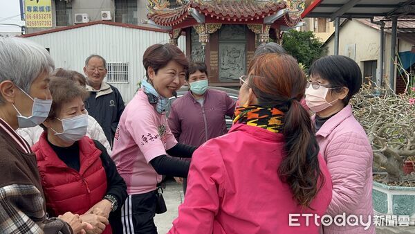 ▲民進黨主席賴清德為台南市長提名人陳亭妃披上彩帶象徵承擔責任,陳亭妃提名隔日即啟動「亭妃感恩溫暖鐵馬行」,首站從白河出發向鄉親致謝。(圖/記者林東良翻攝,下同)