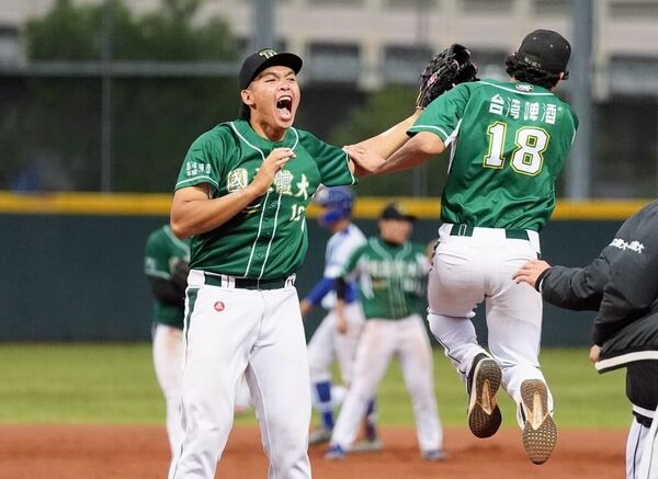 ▲國立體大投手黃玠瀚(左)22日在114學年度大專棒球聯賽(公開一級)4強戰後援2局穩守,助隊以3比1擊敗台體、晉級冠軍戰。(圖/大專體總提供)