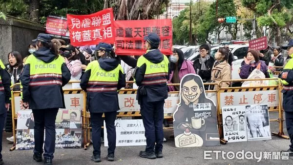 ▲▼兒童福利聯盟前社工陳尚潔被控在剴剴案涉犯過失傷害罪嫌,22日到台北地院開庭,場外數10位「剴剴戰士」怒轟重判。(圖/記者黃哲民攝)