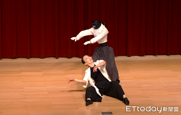 ▲上緯智聯「台智寶」人形機器人跨界登台,台灣首創人機共舞展現AI硬實力。(圖/上緯投控提供)