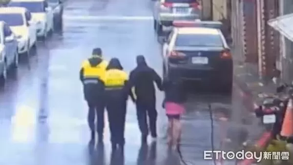 ▲冷氣團發威急凍北台!瑞芳暖警「借衣」救援失溫女。(圖/記者郭世賢翻攝)