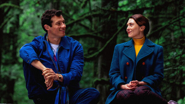 ▲《換乘真愛》伊莉莎白歐森、麥爾斯泰勒,展開一場跨越生死的三角習題。(圖/Apple TV提供)