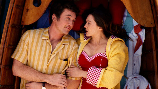 ▲《換乘真愛》伊莉莎白歐森、麥爾斯泰勒,展開一場跨越生死的三角習題。(圖/Apple TV提供)