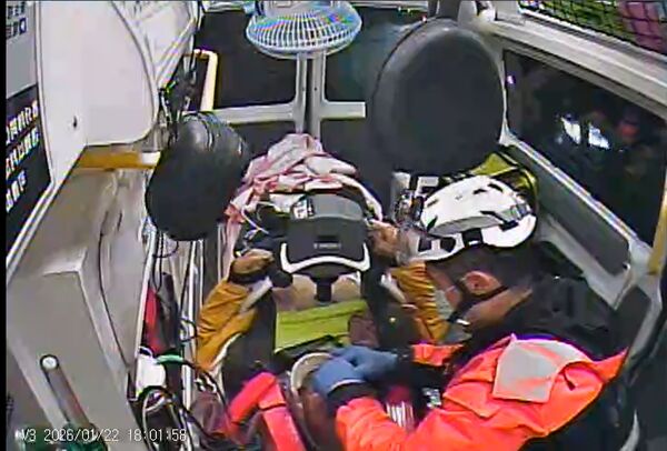 ▲彰化社頭鄉阿伯遭撞噴飛,民生里長蕭上筆協助指揮交通,女團購主協助CPR急救。(圖/蕭上筆提供)