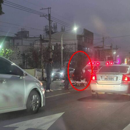 ▲彰化社頭鄉阿伯遭撞噴飛,民生里長蕭上筆協助指揮交通,女團購主協助CPR急救。(圖/蕭上筆提供)