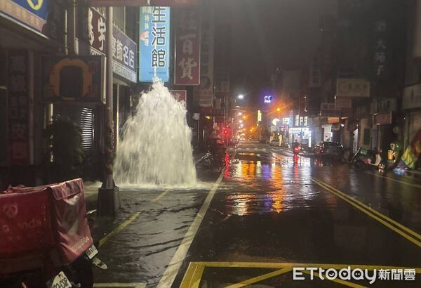 ▲苗栗婦人買早餐疑精神不濟,駕車逆向撞斷消防栓,水注噴飛3米,消防人員設法搶修。(圖/記者楊永盛翻攝)