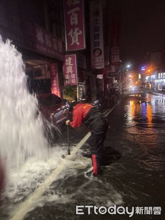 ▲苗栗婦人買早餐疑精神不濟,駕車逆向撞斷消防栓,水注噴飛3米,消防人員設法搶修。(圖/記者楊永盛翻攝)