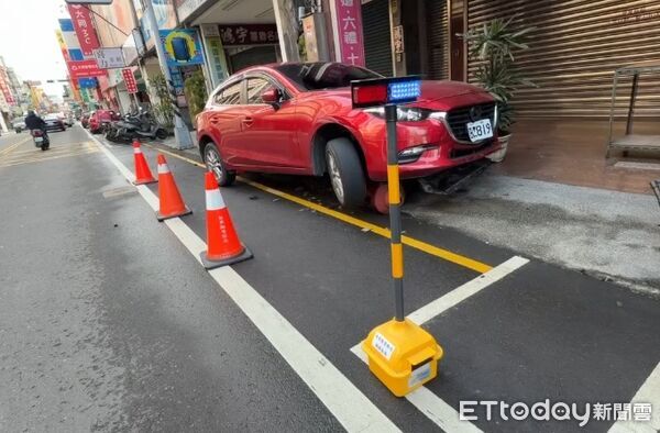 ▲苗栗婦人買早餐疑精神不濟,駕車逆向撞斷消防栓,水注噴飛3米,消防人員設法搶修。(圖/記者楊永盛翻攝)