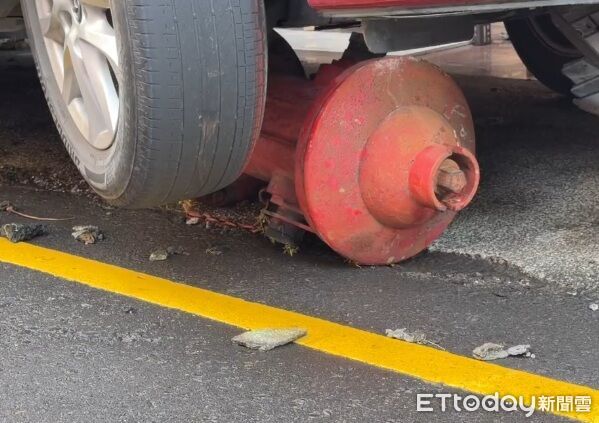 ▲苗栗婦人買早餐疑精神不濟,駕車逆向撞斷消防栓,水注噴飛3米,消防人員設法搶修。(圖/記者楊永盛翻攝)