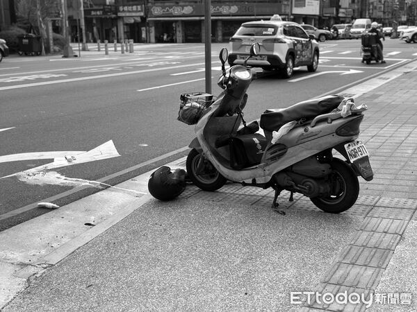 ▲▼自小客車撞倒機車,男騎士面罩全是血搶命中。(圖/記者許權毅攝)