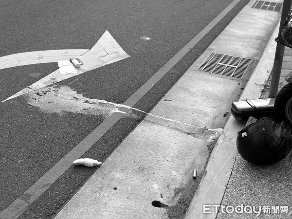 ▲▼自小客車撞倒機車,男騎士面罩全是血搶命中。(圖/記者許權毅攝)