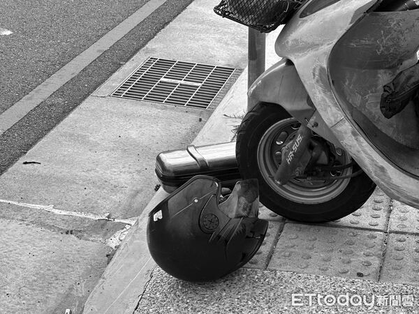 ▲▼自小客車撞倒機車,男騎士面罩全是血搶命中。(圖/記者許權毅攝)