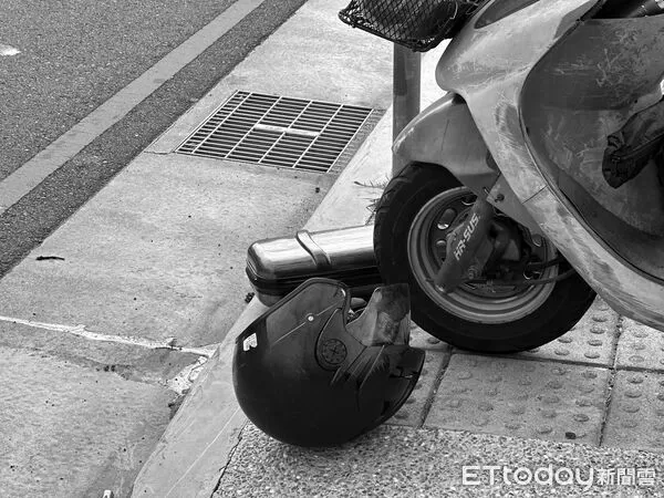 ▲▼自小客車撞倒機車,男騎士面罩全是血搶命中。(圖/記者許權毅攝)