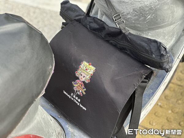 ▲▼自小客車撞倒機車,男騎士面罩全是血搶命中。(圖/記者許權毅攝)