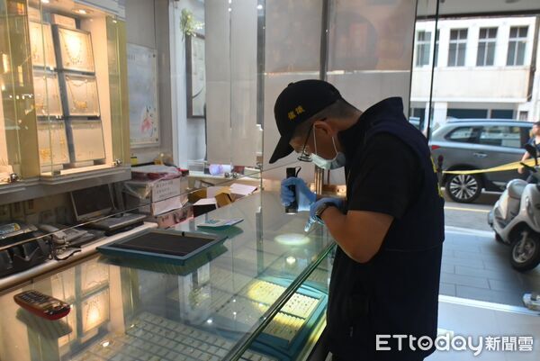 ▲苗栗陳姓成年男子積欠賭債,揪2名少年合夥搶銀樓落網,法官先依加重搶奪罪嫌將陳男判刑1.7年。(圖/記者楊永盛翻攝)