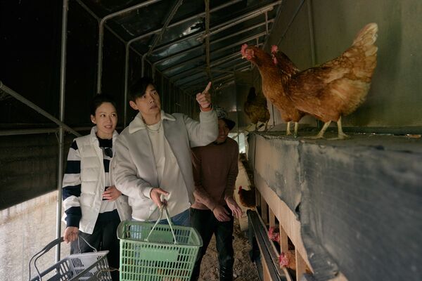 ▲時尚貴婦 Melody(左)與資深前輩包偉銘前進雞舍。(圖/好看娛樂)