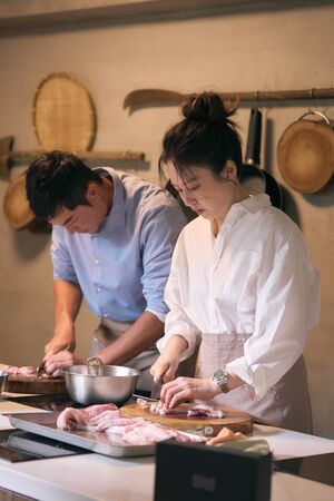 ▲時尚貴婦 Melody(左)與資深前輩包偉銘前進雞舍。(圖/好看娛樂)