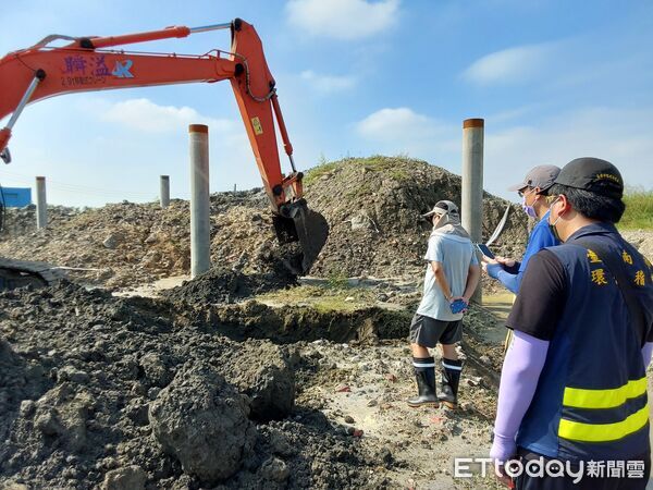 ▲台南市府環檢警結盟鎖定非法回填熱區,動員人力與機具進行開挖查緝。(記者林東良翻攝,下同)