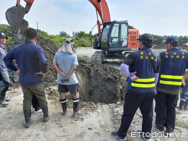 ▲台南市府環檢警結盟鎖定非法回填熱區,動員人力與機具進行開挖查緝。(記者林東良翻攝,下同)