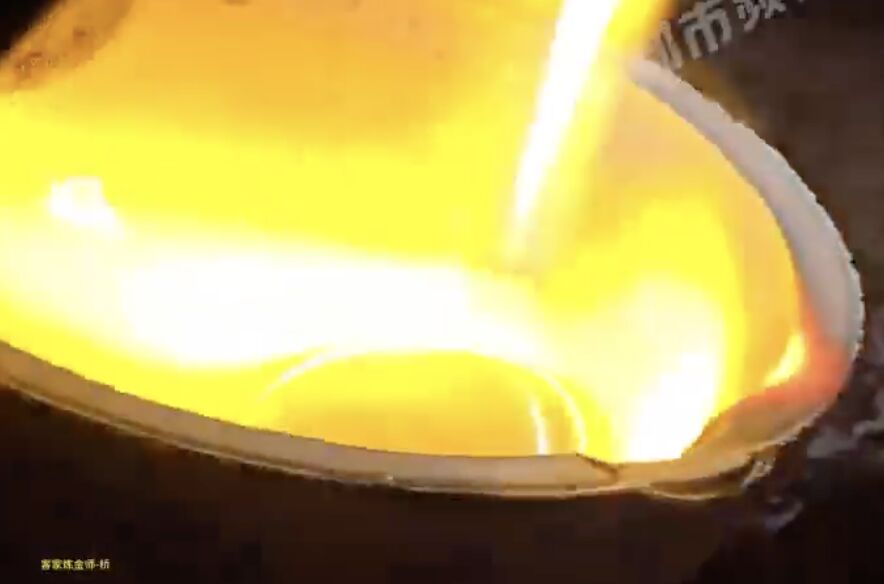 ▲大陸男子用SIM卡煉金。(圖/翻攝微博)