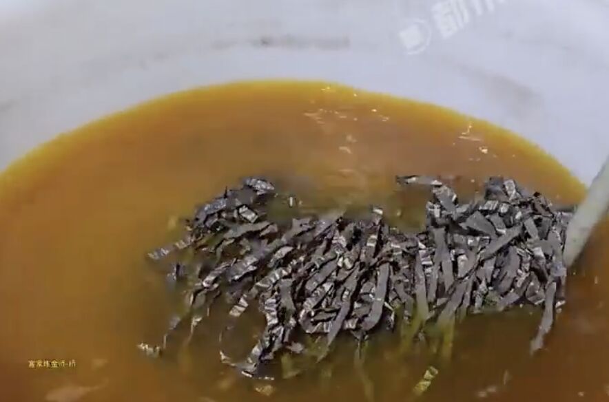 ▲大陸男子用SIM卡煉金。(圖/翻攝微博)