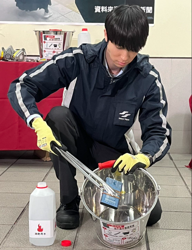 ▲▼北捷已於全線117個車站配置鐵桶、夾子、耐熱手套及瓶裝水等行動電源減火緊急應變工具。(圖/北捷提供)