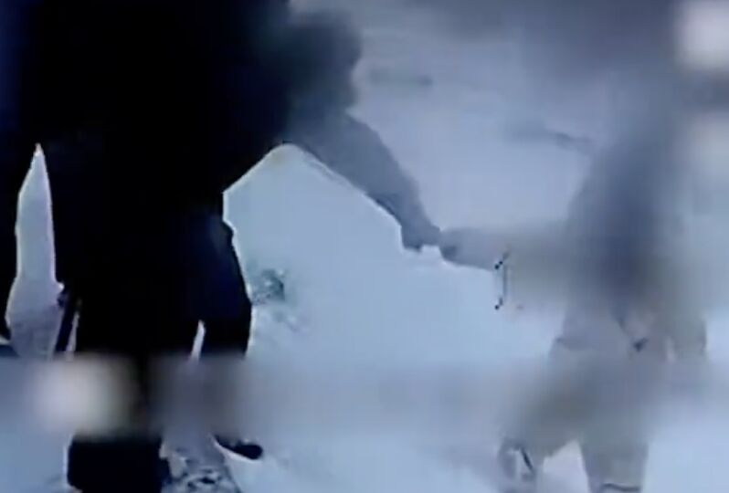 ▲安徽蚌埠一名女子在雪地受困8小時成「人形冰雕」,幸被人發現通報救援。(圖/翻攝微博)