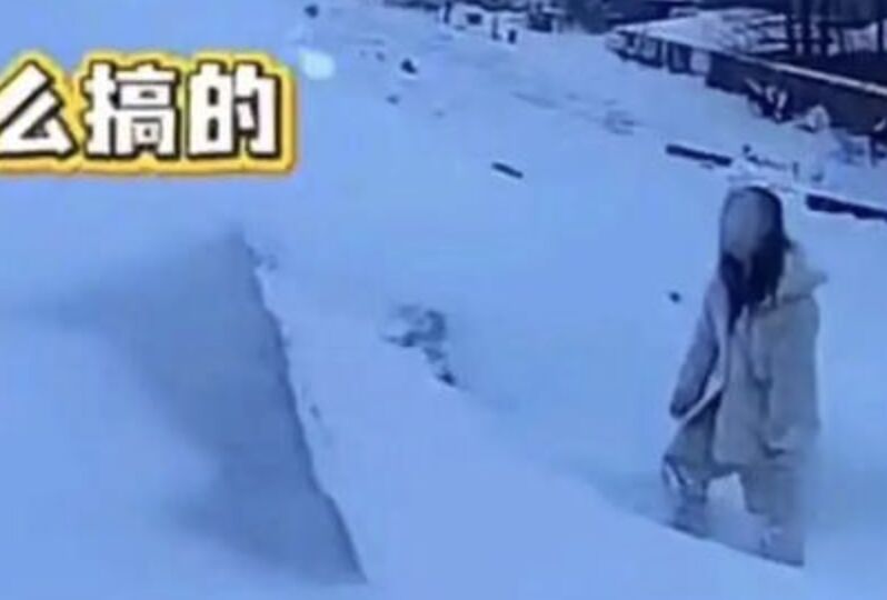 ▲安徽蚌埠一名女子在雪地受困8小時成「人形冰雕」,幸被人發現通報救援。(圖/翻攝微博)