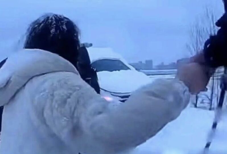 ▲安徽蚌埠一名女子在雪地受困8小時成「人形冰雕」,幸被人發現通報救援。(圖/翻攝微博)