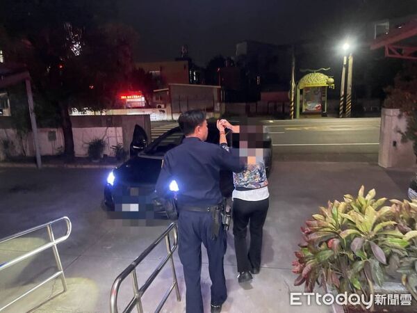 ▲東港警緊急協助受傷的劉婦。(圖/記者陳崑福翻攝)