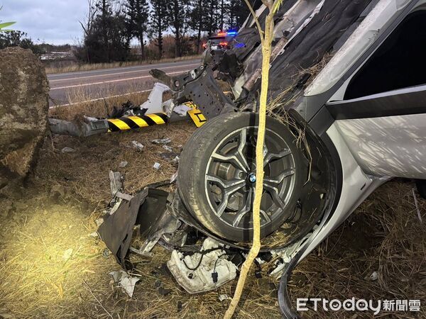 ▲澎湖男酒駕自撞巨石,整輛車翻覆受困其中。(圖/記者陳洋翻攝)