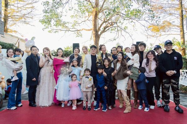 ▲知名經紀人小瑋與兒女JON JON跟NANA。(圖/源鑛娛樂)