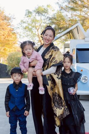 ▲知名經紀人小瑋與兒女JON JON跟NANA。(圖/源鑛娛樂)