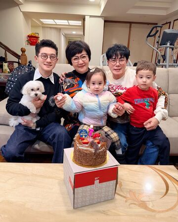 ▲知名經紀人小瑋與兒女JON JON跟NANA。(圖/源鑛娛樂)