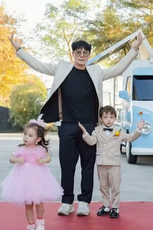 ▲知名經紀人小瑋與兒女JON JON跟NANA。(圖/源鑛娛樂)