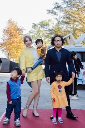 ▲知名經紀人小瑋與兒女JON JON跟NANA。(圖/源鑛娛樂)