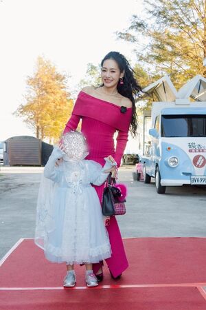 ▲知名經紀人小瑋與兒女JON JON跟NANA。(圖/源鑛娛樂)