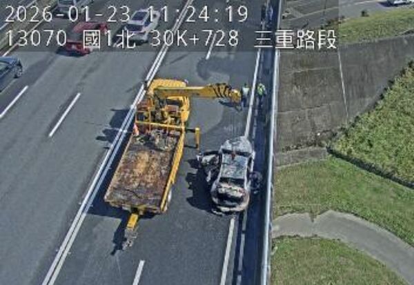 ▲國1北上三重段火燒車。(圖/高速公路1968)