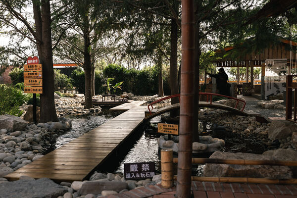 ▲「虎珍堂森之院」座落於虎尾交流道與雲林高鐵站之間,讓老三合院在綠意中重獲新生。(圖/業者提供)