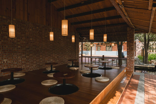 ▲「虎珍堂森之院」座落於虎尾交流道與雲林高鐵站之間,讓老三合院在綠意中重獲新生。(圖/業者提供)