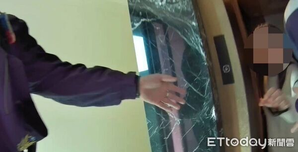 ▲▼台中女子受困電梯20分鐘,最後靠「這招」脫險 。(圖/民眾提供,下同)